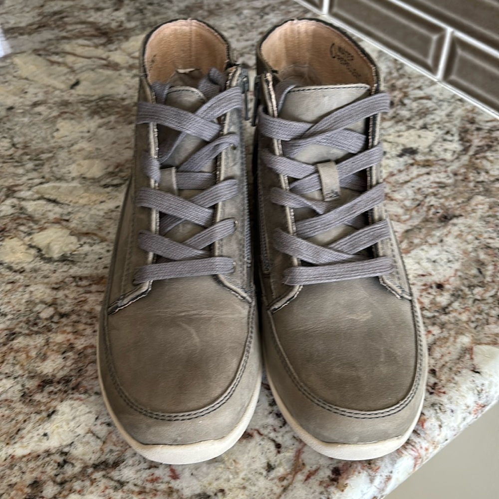 Vionic waterproof boots size 7.5 worn 2x only!